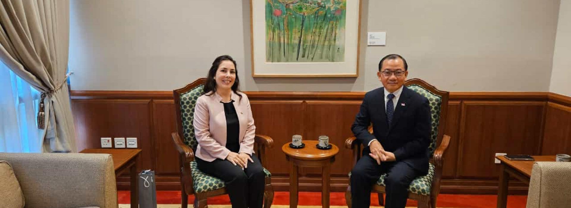 Recibe Presidente del Parlamento de Singapur a Embajadora de Cuba