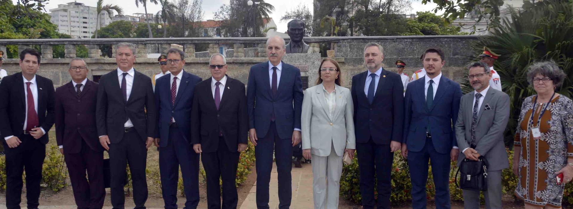 Presidente de la Gran Asamblea Nacional de Türkiye rinde tributo en La Habana a Mustafa Kemal Atatürk