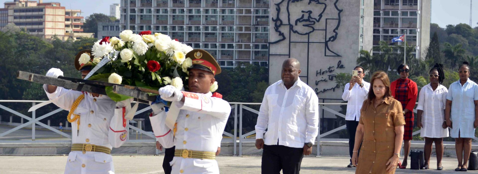 Presidente de la Asamblea Nacional de Surinam rinde tributo a José Martí
