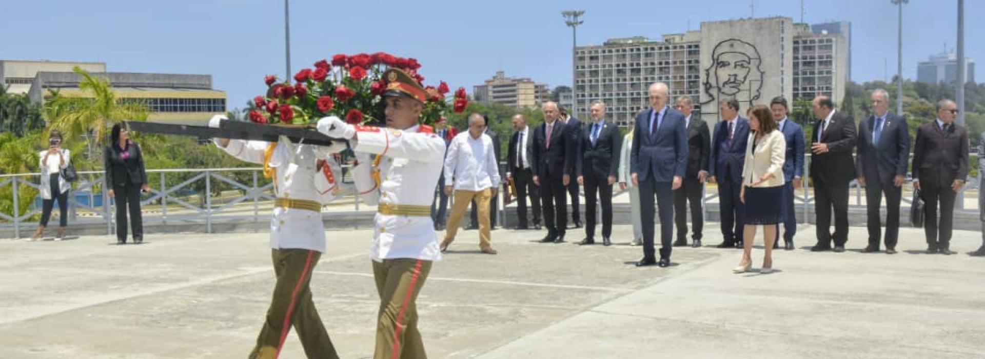 Numan Kurtulmuş rinde tributo a José Martí