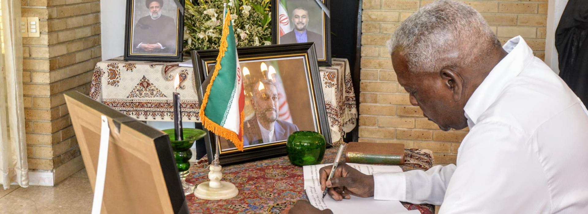 Firma Esteban Lazo libro de condolencias abierto en la residencia del Embajador de Irán en La Habana