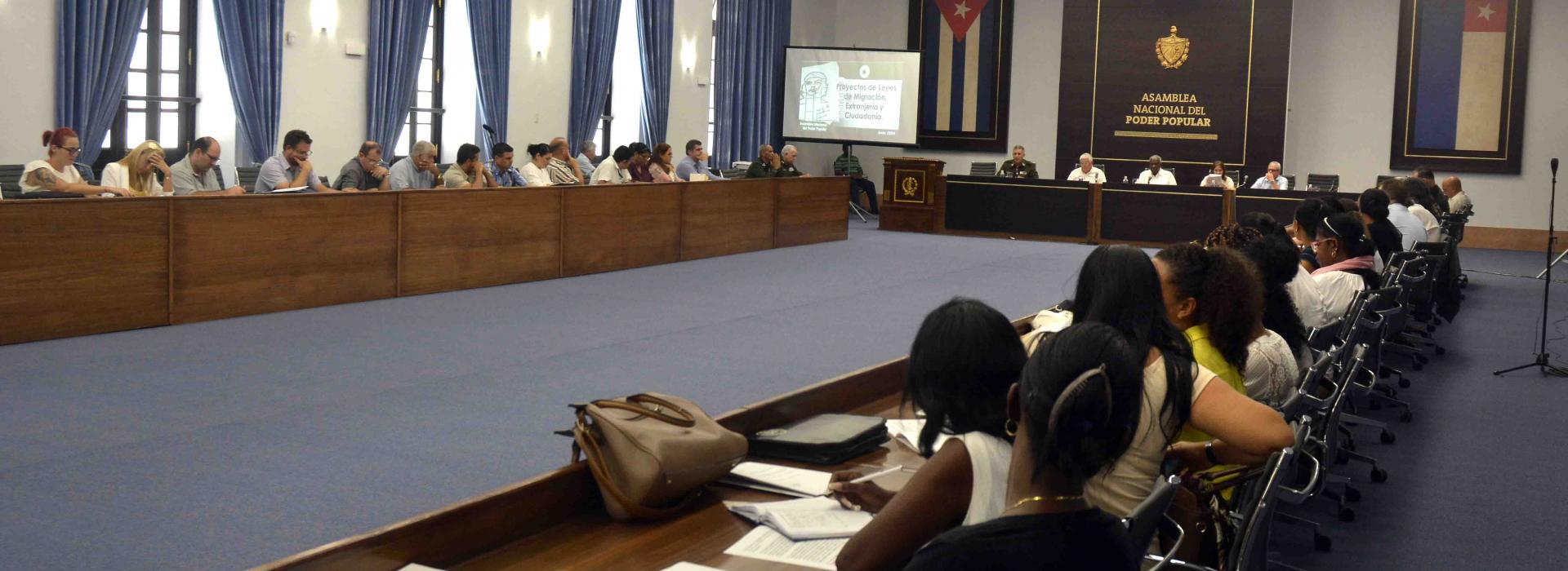 Debaten diputados cubanos proyecto de ley de Migración
