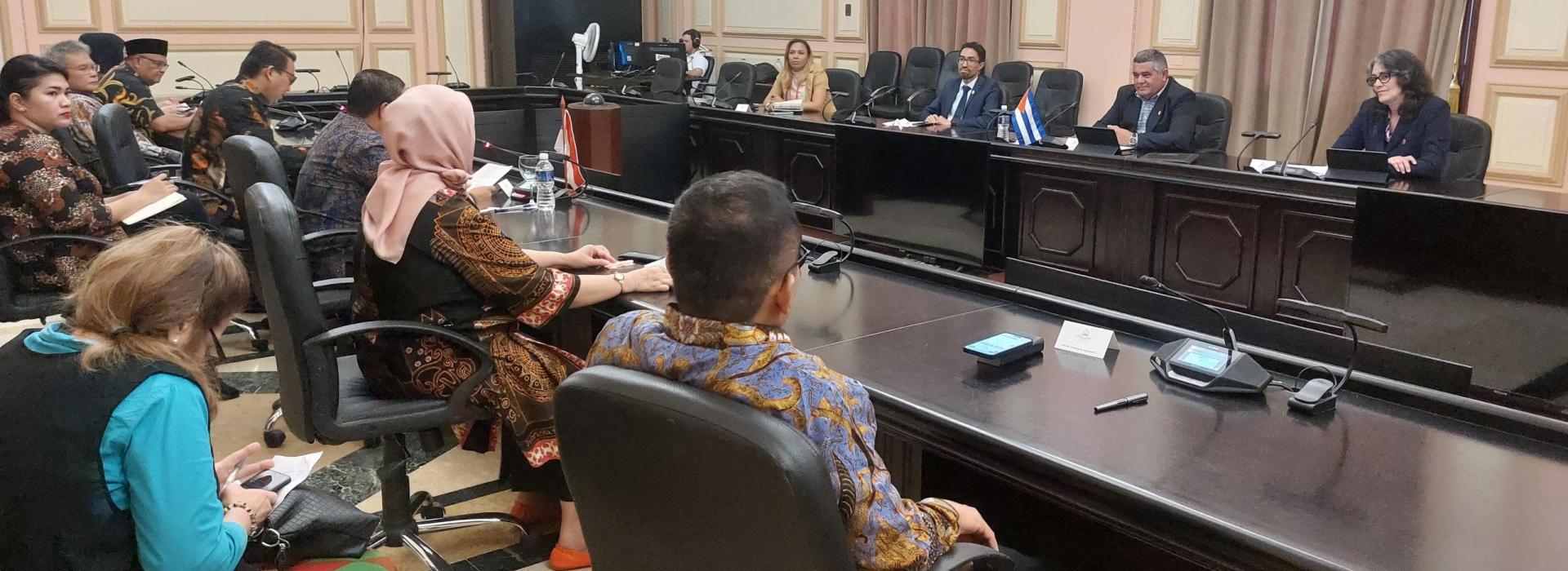Delegación parlamentaria de Indonesia intercambia con diputados cubanos