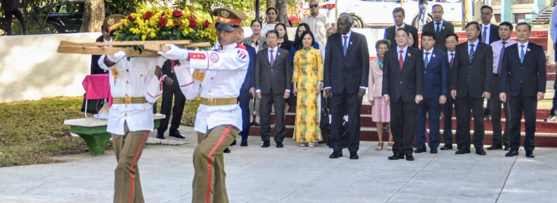 Rinde homenaje a Ho Chi Minh Vicepresidente de la Asamblea Nacional de Vietnam