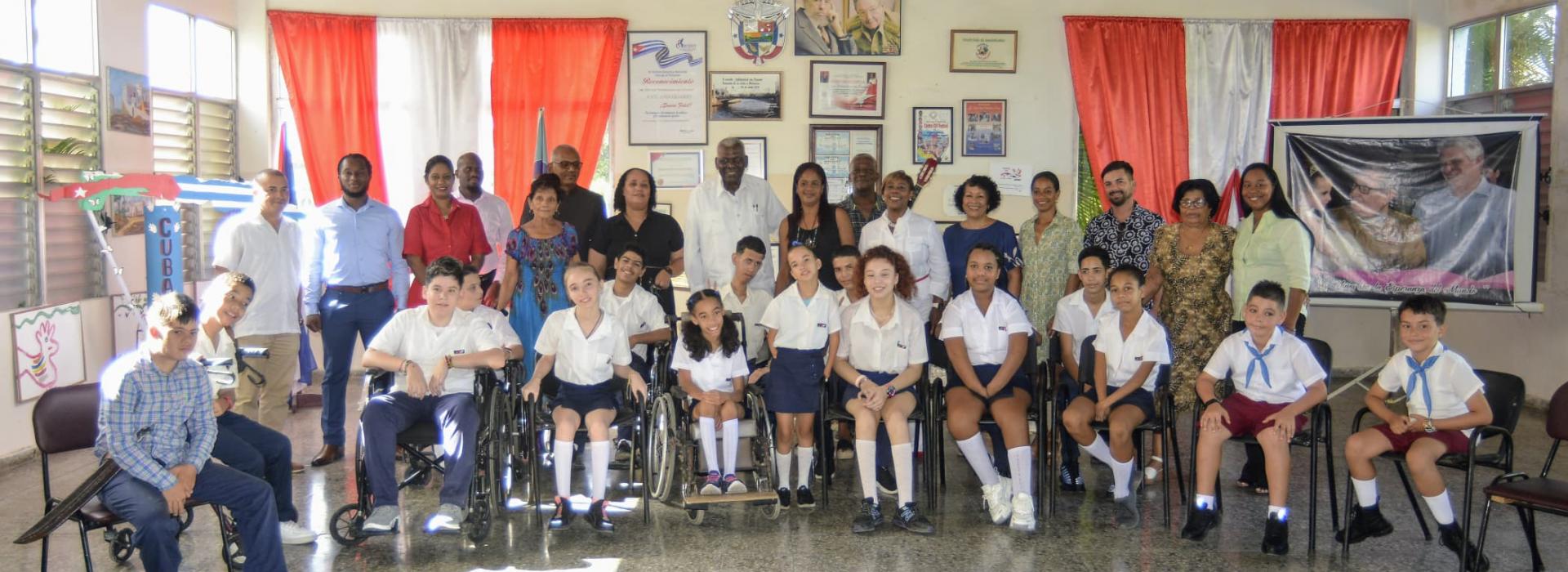Visitan Esteban Lazo y Presidenta de la Cámara de Representantes de la República de Trinidad y Tobago la escuela «Solidaridad con Panamá»