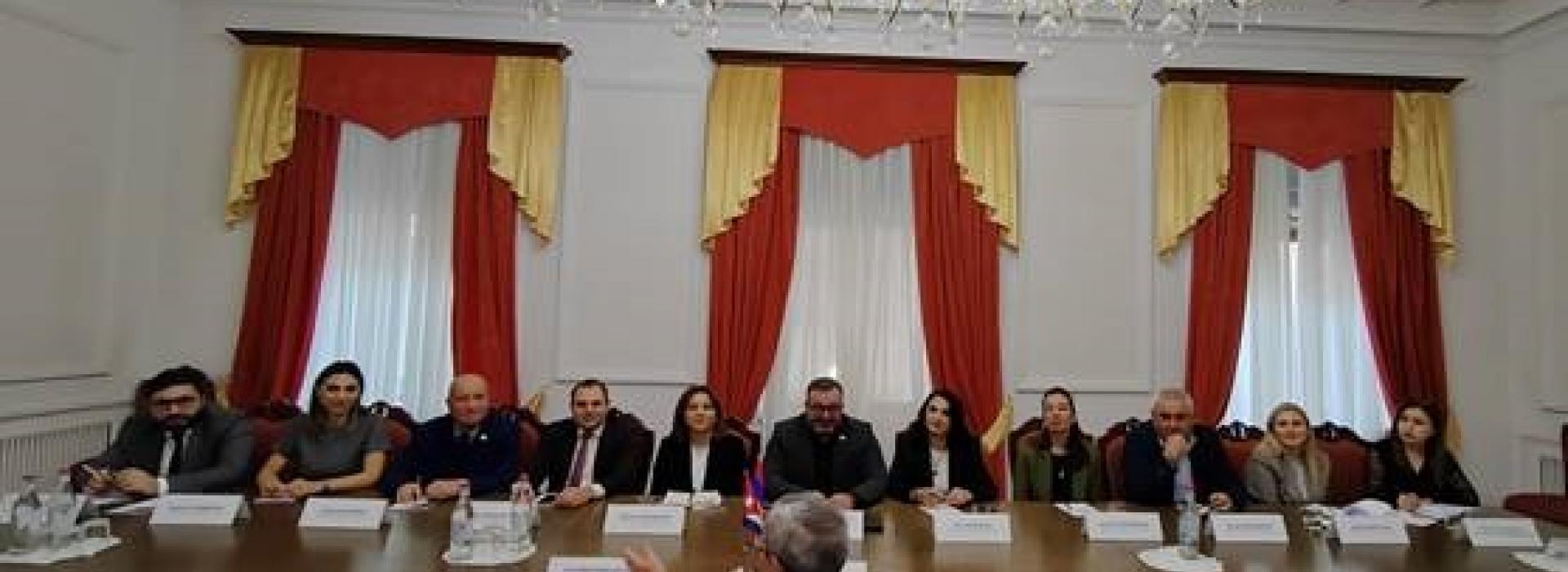 Embajador de Cuba visita la Asamblea Nacional de la República de Armenia