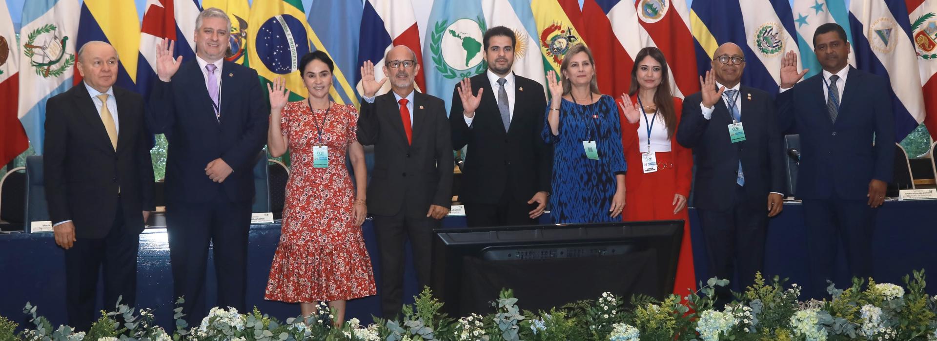 Felicita Esteban Lazo al diputado cubano Rolando González Patricio por su elección como Presidente del Parlamento Latinoamericano y Caribeño (Parlatino)