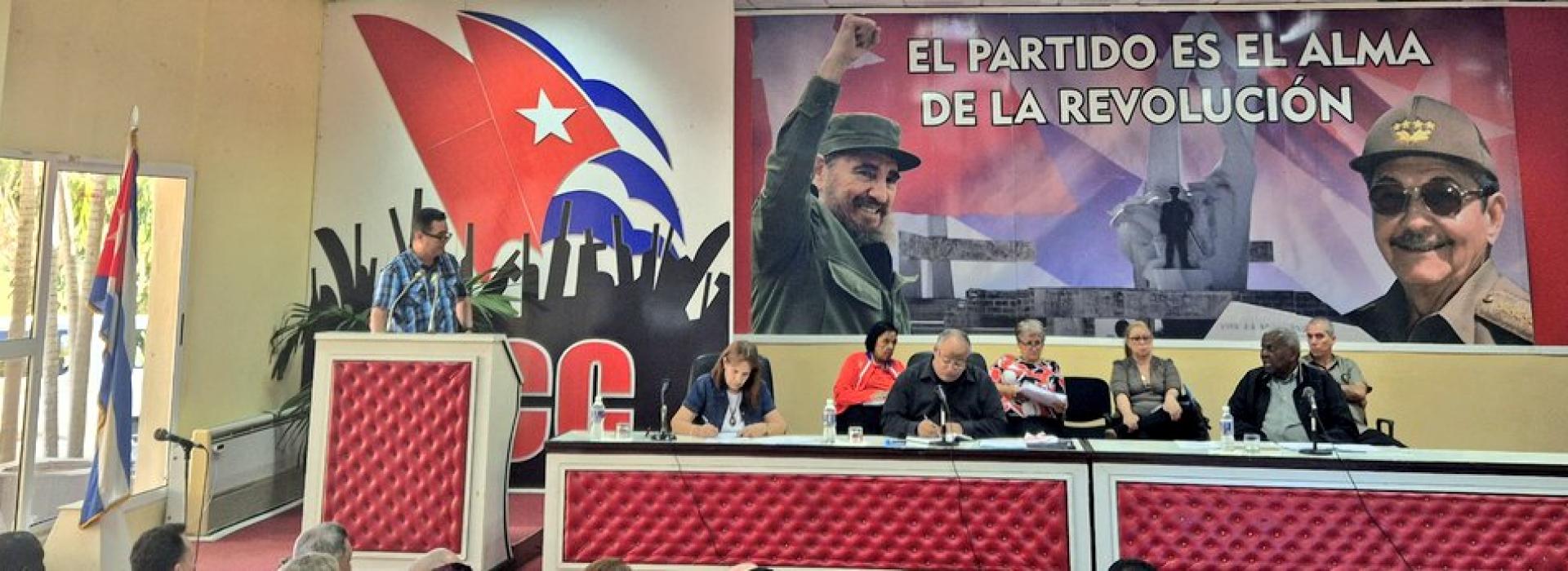 Notifica Esteban Lazo al Gobernador de Camagüey el acuerdo de la rendición de cuenta del Gobierno Provincial ante el Parlamento cubano