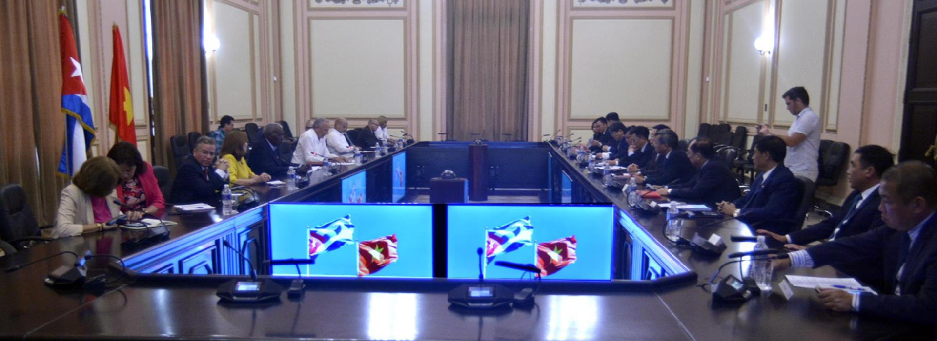 Recibió Esteban Lazo a miembro del Buró Político del Partido Comunista de Vietnam