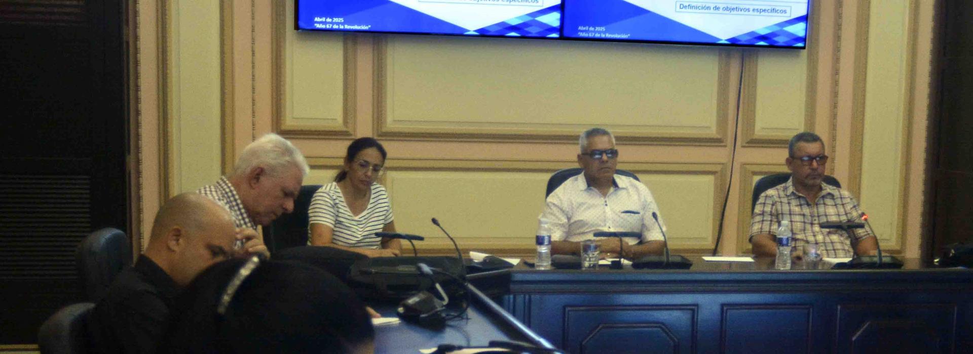 Encabeza Esteban Lazo chequeo por comisiones parlamentarias de importantes programas del país