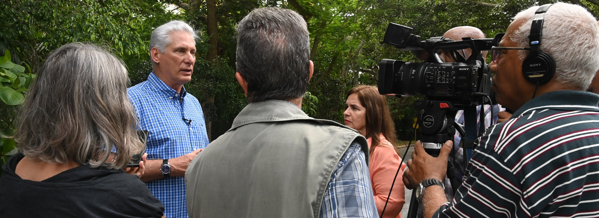 “En los tiempos complejos no se puede prescindir de la pasión por el desarrollo”. Es ese un concepto fidelista que encierra la voluntad de no dejarse vencer y que compartió el Primer Secretario del Comité Central del Partido Comunista de Cuba, Miguel Díaz-Canel Bermúdez, con el equipo de prensa de la Presidencia de la República.
