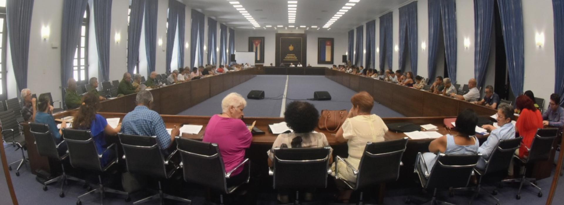 Analizan diputados proyectos de ley como parte del proceso legislativo cubano